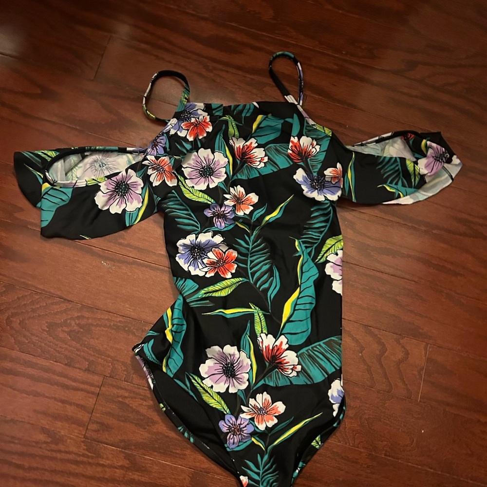 Size Small Old Navy One piece Floral Swimsuit Flutter Sleeve